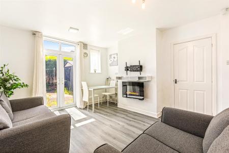 3 bedroom Semi-detached house for sale in Oakfield Road, Leicester