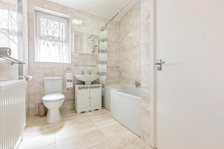 3 bedroom Semi-detached house for sale in Oakfield Road, Leicester