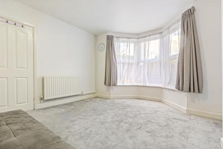 3 bedroom Semi-detached house for sale in Oakfield Road, Leicester