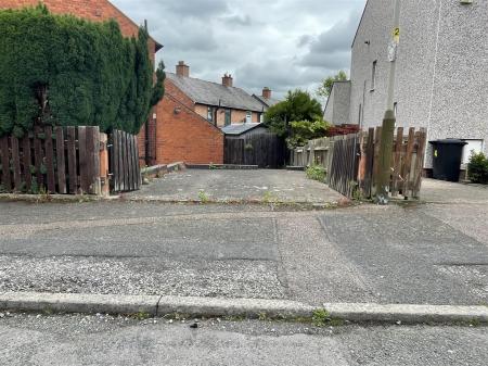 3 bedroom Semi-detached house for sale in Oakfield Road, Leicester