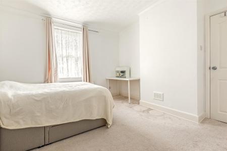 3 bedroom Semi-detached house for sale in Oakfield Road, Leicester