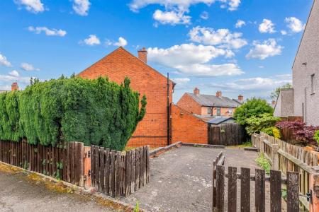 3 bedroom Semi-detached house for sale in Oakfield Road, Leicester
