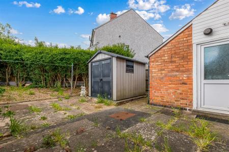 3 bedroom Semi-detached house for sale in Oakfield Road, Leicester