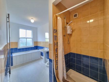 2 bedroom Property to let in Clarendon Park Road, Leicester