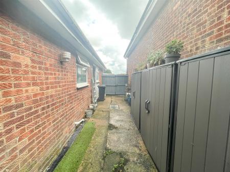 2 bedroom Detached bungalow for sale in Hatherleigh Road, Leicester
