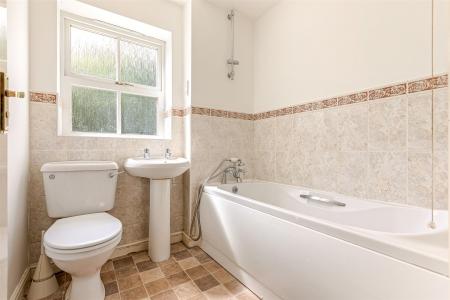 3 bedroom End of terrace house for sale in Wych Elm Road, Oadby, Leicester