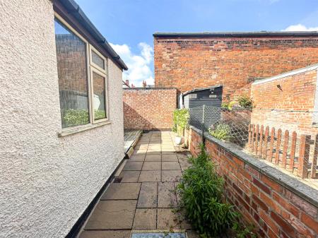 2 bedroom Terraced House for sale in Hawkesbury Road, Leicester