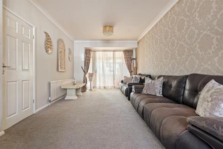 4 bedroom Semi-detached house for sale in Northdene Road, Leicester