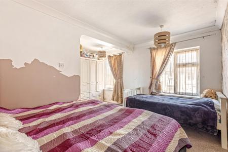 4 bedroom Semi-detached house for sale in Northdene Road, Leicester