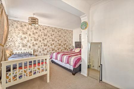 4 bedroom Semi-detached house for sale in Northdene Road, Leicester