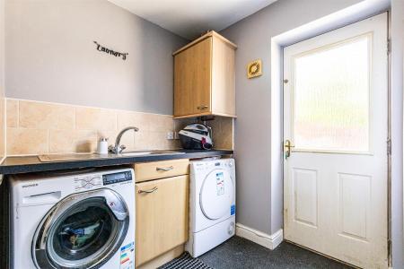 5 bedroom Semi-detached house for sale in Erringtons Close, Oadby, Leicester
