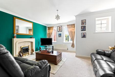 5 bedroom Semi-detached house for sale in Erringtons Close, Oadby, Leicester