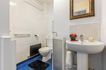 5 bedroom Semi-detached house for sale in Erringtons Close, Oadby, Leicester