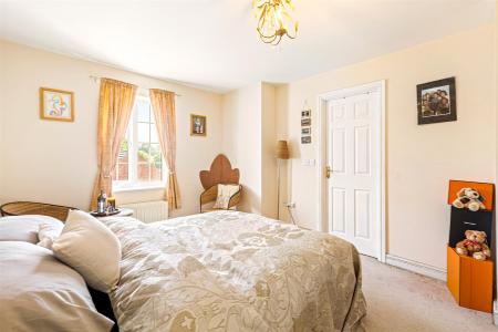 5 bedroom Semi-detached house for sale in Erringtons Close, Oadby, Leicester