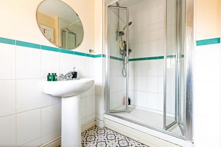 5 bedroom Semi-detached house for sale in Erringtons Close, Oadby, Leicester