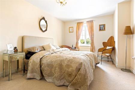 5 bedroom Semi-detached house for sale in Erringtons Close, Oadby, Leicester