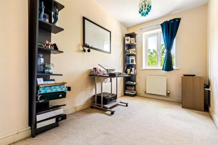 5 bedroom Semi-detached house for sale in Erringtons Close, Oadby, Leicester