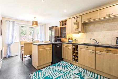 5 bedroom Semi-detached house for sale in Erringtons Close, Oadby, Leicester