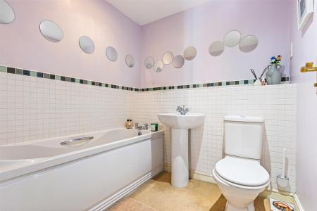 5 bedroom Semi-detached house for sale in Erringtons Close, Oadby, Leicester