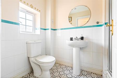5 bedroom Semi-detached house for sale in Erringtons Close, Oadby, Leicester