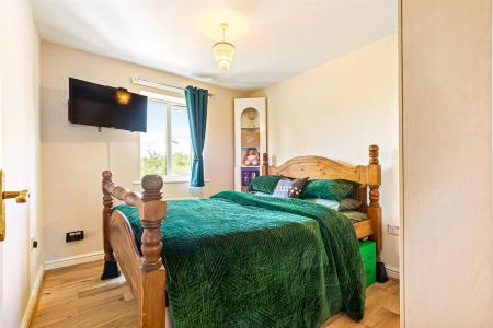 5 bedroom Semi-detached house for sale in Erringtons Close, Oadby, Leicester