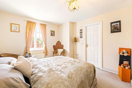 5 bedroom Semi-detached house for sale in Erringtons Close, Oadby, Leicester