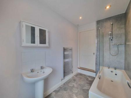 2 bedroom Property to let in Clarendon Park Road, Leicester