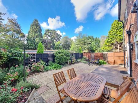 2 bedroom Property to let in Cedars Court, Leicester