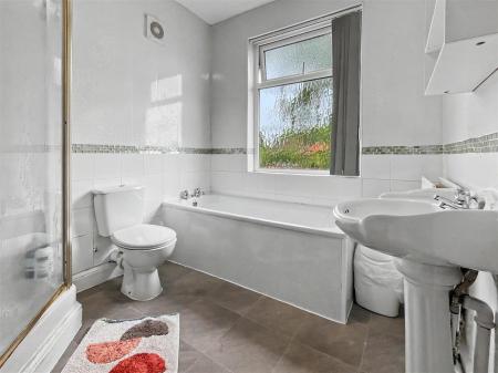 4 bedroom Semi-detached house for sale in Queen Street, Oadby, Leicester