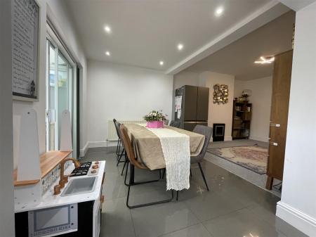4 bedroom Semi-detached house for sale in Queen Street, Oadby, Leicester