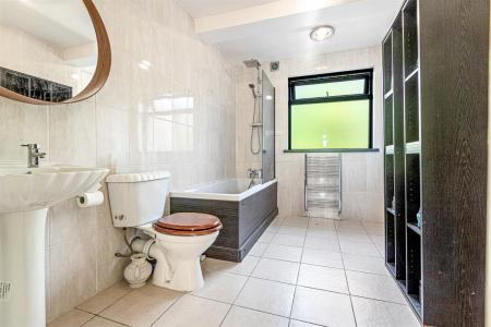 4 bedroom Detached house for sale in Aylestone Drive, Leicester