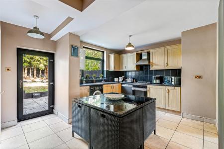 4 bedroom Detached house for sale in Aylestone Drive, Leicester