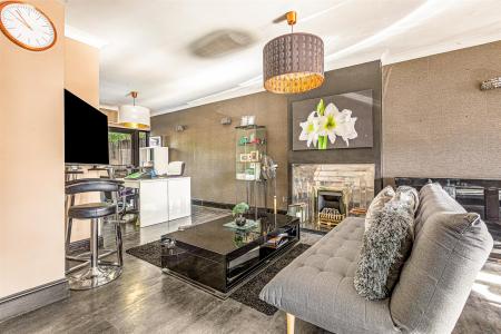 4 bedroom Detached house for sale in Aylestone Drive, Leicester