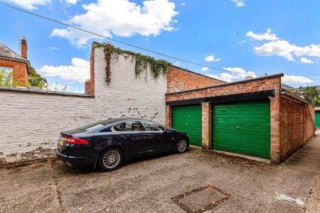 2 bedroom Flat for sale in Knighton Court, Knighton, Park Road, Leicester