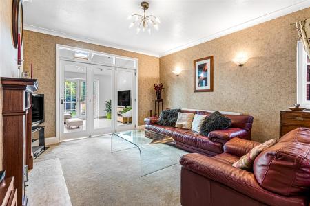 4 bedroom Detached house for sale in Pine Tree Avenue, Leicester
