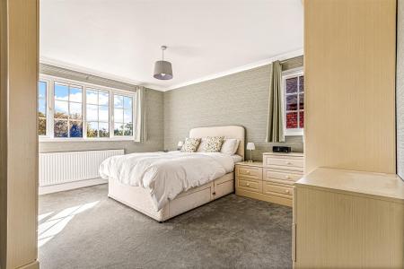 4 bedroom Detached house for sale in Pine Tree Avenue, Leicester