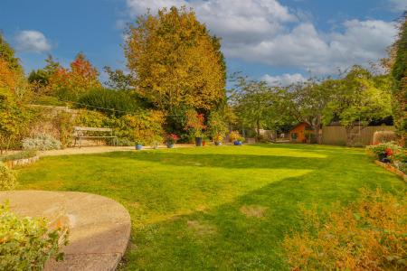 4 bedroom Detached house for sale in Pine Tree Avenue, Leicester