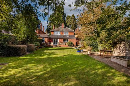 4 bedroom Detached house for sale in Pine Tree Avenue, Leicester