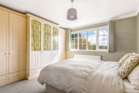 4 bedroom Detached house for sale in Pine Tree Avenue, Leicester