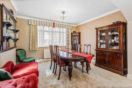 4 bedroom Detached house for sale in Pine Tree Avenue, Leicester