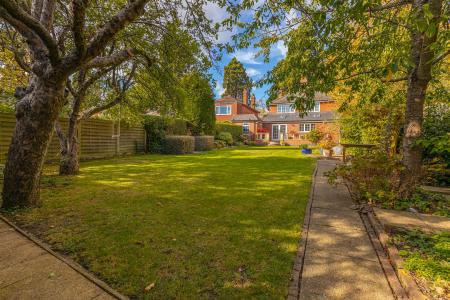 4 bedroom Detached house for sale in Pine Tree Avenue, Leicester