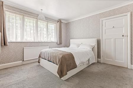 4 bedroom Detached house for sale in Pine Tree Avenue, Leicester
