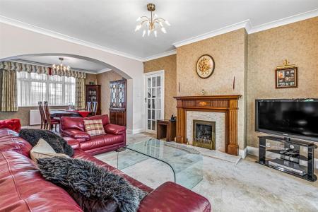 4 bedroom Detached house for sale in Pine Tree Avenue, Leicester