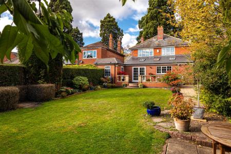 4 bedroom Detached house for sale in Pine Tree Avenue, Leicester
