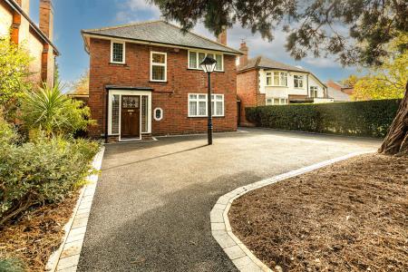 4 bedroom Detached house for sale in Pine Tree Avenue, Leicester