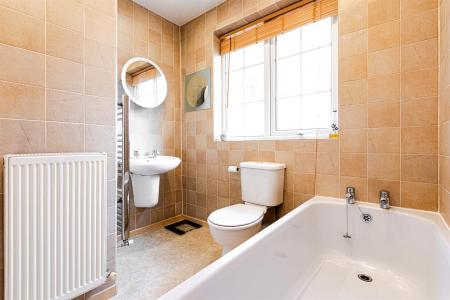 4 bedroom Detached house for sale in Pine Tree Avenue, Leicester