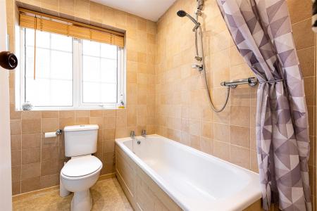 4 bedroom Detached house for sale in Pine Tree Avenue, Leicester