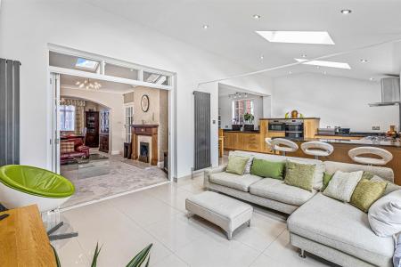 4 bedroom Detached house for sale in Pine Tree Avenue, Leicester
