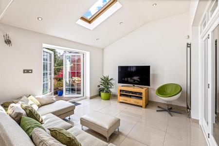 4 bedroom Detached house for sale in Pine Tree Avenue, Leicester