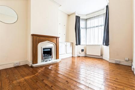 2 bedroom Terraced House for sale in Knighton Lane, Leicester